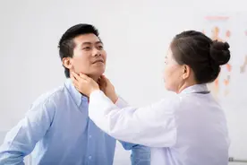 淋巴瘤易被误诊，除了淋巴结肿大，还需留意3个“报警信号”图片