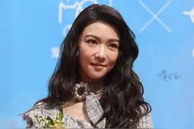 薛凯琪身穿格子套装，换成法式波浪卷超温柔图片