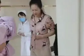90后“最霸气”产妇火了，顺产完直接下床走回病房，网友：佩服图片