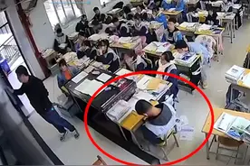 广东一学生上课睡太香，连人带桌摔倒在地！最后一排同学反应亮了图片