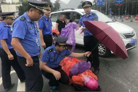 围观 | 桂林一女子骑电动车被撞飞出十几米，这群人来了图片