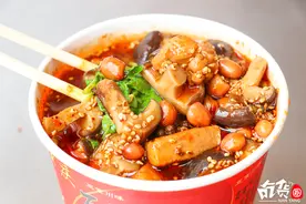 1家小店，夫妻2人，3张桌子！凭一碗酸辣粉，南阳人排队去吃图片