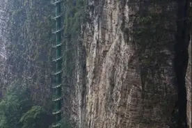 全球最“惊险”的景点，签了生死状才允许进入，旅客却仍络绎不绝图片