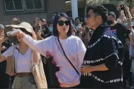 杨千嬅谢霆锋现身汕头小公园，现场人山人海图片