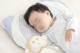 宝宝的发育从“头”开始，夜里翻来覆去睡不着，原因和枕头有关？图片