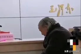 老人冒雨交医保被拒收现金 宜昌医保局：反映基层工作人员办事图简单图片