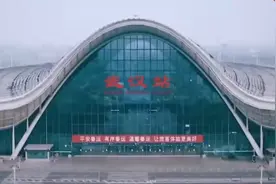 芒果台新宣传片，何炅配音：日出脱胎于最黑暗的夜，光明终将到来图片