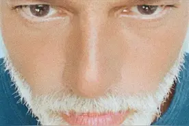 50岁拉丁王子撞脸鳌拜徐锦江，同款白色络腮胡，网友：他不会老图片