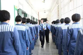 狱警上岸是怎样的体验？千人竞争一个“坐牢”的机会，来了就后悔图片