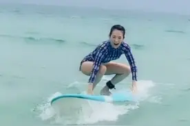 章子怡海上冲浪身材惹眼，紧身短裤包筷子腿，独自现身不见家人？图片