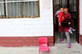 85后母亲不离不弃照料脑瘫儿子，儿子是个永远长不大的宝宝图片