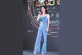 邓紫棋个子不高但身材好，穿紧身背带裤曲线迷人，让人羡慕图片