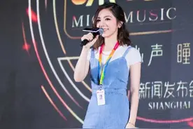 邓紫棋个子不高但身材好，穿紧身背带裤曲线迷人，让人羡慕图片