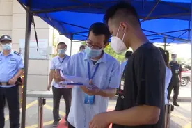 磁县交警帮助学生取证件图片