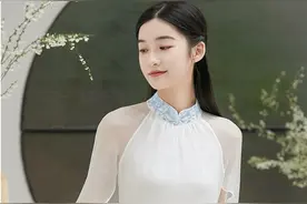 身穿白色裙子，美女，芳菲可人，步履轻盈图片