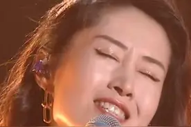 刘敏涛唱歌突然甩掉外套，忘了穿的是短裙，救场举动堪称教科书图片