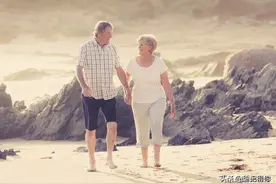 江西80多岁老夫妇，拌嘴闹别扭，吵着要去离婚，结果办成结婚证图片