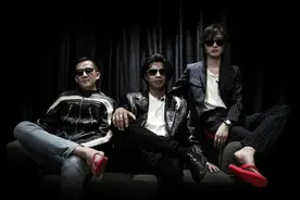 脚蹬红色人字拖，万茜、五条人联手加盟快手“一千零一夜”图片