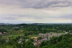 华蓥山西麓，渠江东岸是前锋，广安市前锋区图片