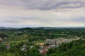 华蓥山西麓，渠江东岸是前锋，广安市前锋区图片