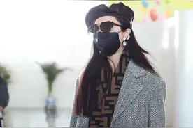 范冰冰拿李晨最爱的手机壳现身，自曝与李晨还是朋友，并充满敬意图片