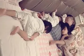 一家四口“睡觉照片”走红，网友直呼：父母是真爱，孩子是意外图片