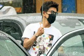木村拓哉穿白T像少年，夫妻夜行去酒吧，工藤静香穿长靴腿直晃荡图片
