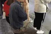 搞笑GIF：这大爷抽烟的动作，我模仿一天了也还没学会图片