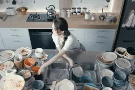 还在用钢丝球刷锅？用了新型纳米清洁球后，家里的锅更耐用了图片