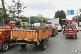 南宁街上有很多电动三轮车，它们有一个共同点：都没有上牌图片