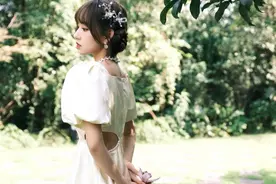 程潇还是离不开“铁刘海”，配上公主裙甜美俏皮，好一个在逃公主图片