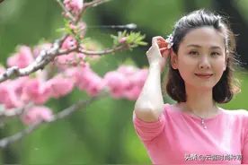程莉莎逛公园太招摇了！穿粉上衣搭印花裙扮嫩，少女身材像24岁图片