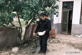 13年前那个老人为了养老故意抢劫入狱，现在他过得怎么样？图片