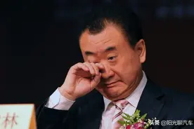 王健林的座驾26年不舍得换，网友看后恍然大悟，我也不换图片