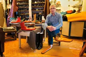 罗马尼亚鞋匠有创意，造出75厘米长皮鞋，穿上能与人保持距离图片