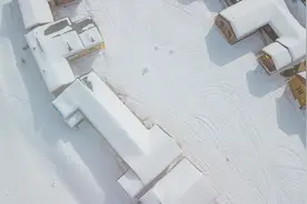 川西首家滑雪场，建在4000米海拔上，拥有著名的粉色雪地图片