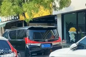 800万的幻影挂77777，因经常被借，老板花百万买面包车图片