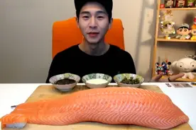 大胃王吃30斤三文鱼，切开后一看傻眼，网友：大骗子图片