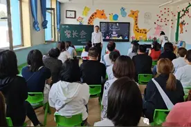 家长会“尴尬事”，老师提醒：这不太合适，这位家长穿个外套吧图片