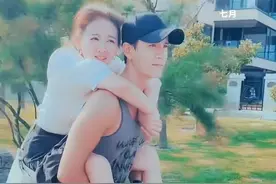 40岁小李琳又秀恩爱，膝盖受伤丈夫背一路，幸福表示宁愿天天被撞图片