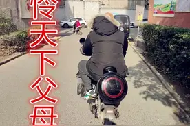 因为一个球，爸爸一脸正气地去找老师PK，结果打了自己的儿子图片