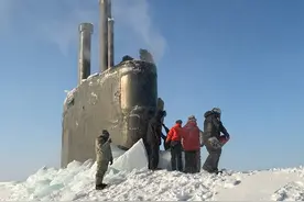 美军航母进驻北极巡逻演习，海狼级核潜艇被牢牢地冻在冰里图片