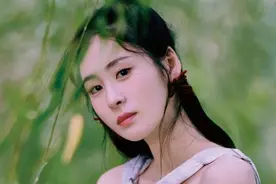 张碧晨咋瘦成这样了？上身只穿个小吊带就出镜，身材骨感让人心疼图片