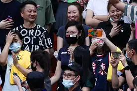 为儿子辱骂苏伟，辽宁名宿为母则刚，胡明轩妈妈更显温柔图片