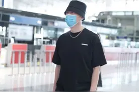 51岁孙红雷也赶潮流，阔腿裤+运动鞋变小鲜肉，脖子挂项链气场足图片