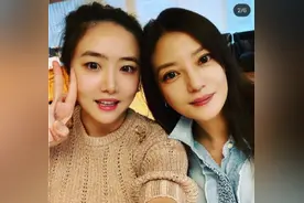 赵薇近照贵妇气质明显撞脸李湘，与美女员工同框笑容温婉颜值回春图片