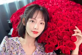 张嘉倪晒“巨型玫瑰花”，紫色碎花裙配齐肩短发，人比花娇图片
