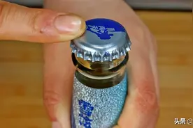 喝了几十年的啤酒，今天才发现瓶盖上的小机关，再也不用开瓶器了图片