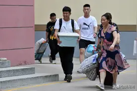 高考落下帷幕，考生离校，家长帮忙搬运住校行李，场面堪比春运图片
