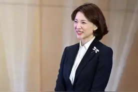 曾与董卿同居6年，因说错话被央视开除，如今56岁却成这样图片